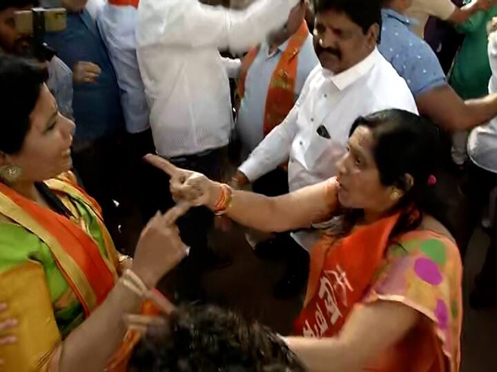 पोलिसांनी हस्तक्षेप करून कार्यकर्त्यांना आवरण्याचा प्रयत्न केला. परंतु, महिला कार्यकर्त्या यावेळी प्रचंड आक्रमक झाल्या होत्या.
