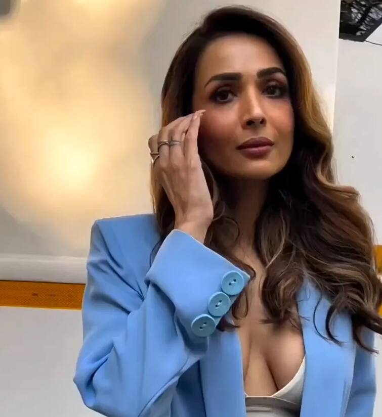 Bollywood : Superbold Malaika Arora Forgot to Wear Clothes Wears Just Bra and Opens Coat Buttons Malaika : પુરા કપડા પહેરવાનું જ ભૂલી ગઈ કે શું મલાઈકા? કેમેરા સામે જ બટન ખોલી નાખ્યા-Video