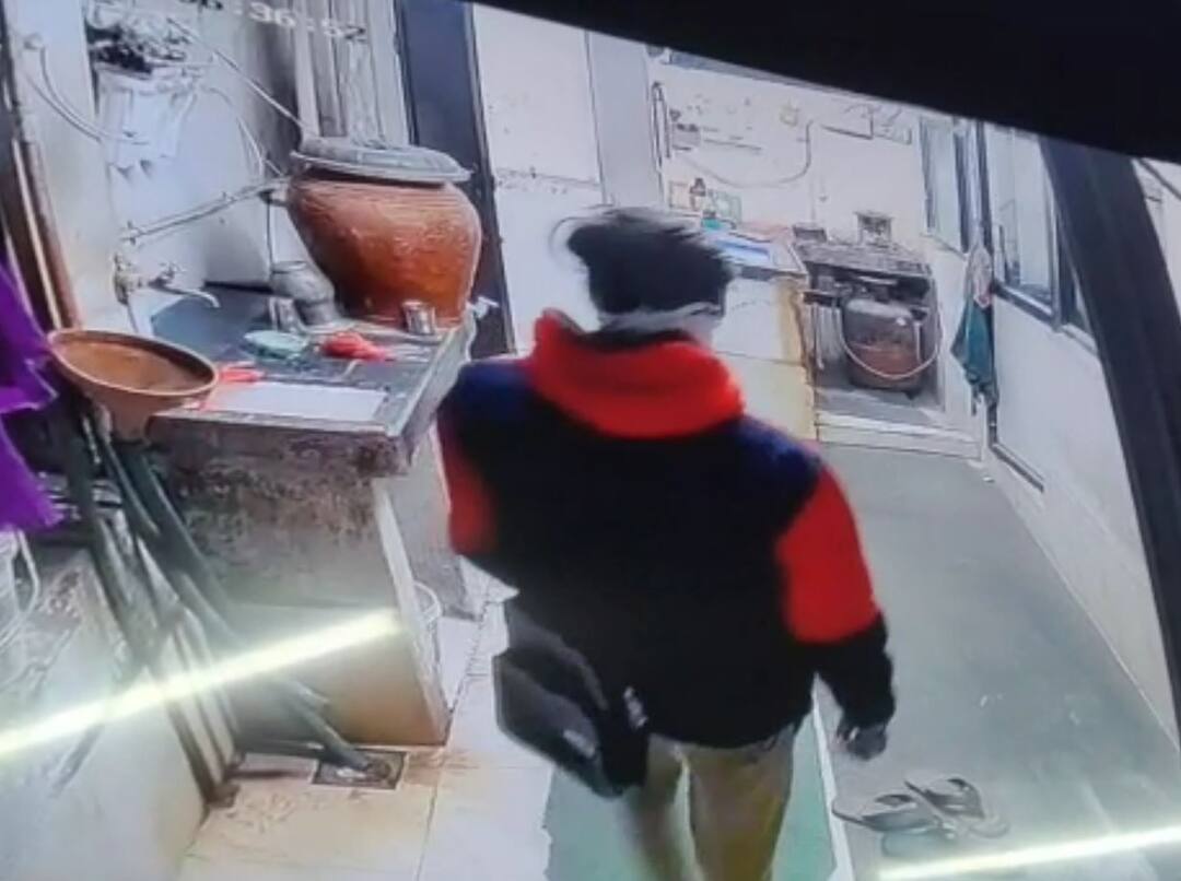 3 people arrested for stealing diamonds worth 50 lakhs in Surat Surat: સુરતમાં 50 લાખના હિરાની ચોરી, પોલીસે ગણતરીના કલાકોમાં જ ઉકેલ્યો ભેદ, ઘરનો જ નિકળ્યો ચોર