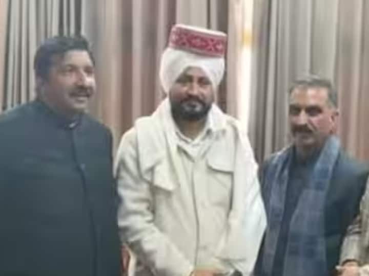 Punjab Former CM charanjit singh channi apologizes for wearing Cap on turban ANN Punjab Politics: पगड़ी पर टोपी लगाकर विवादों में घिरे पूर्व सीएम चरणजीत सिंह चन्नी, विरोध के बाद मांगी माफी!