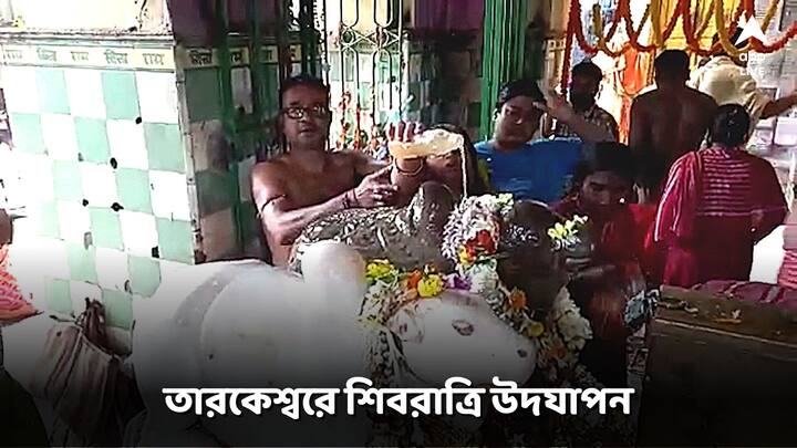 গর্ভগৃহে প্রবেশ করে বাবার মাথায় জল ঢেলে মনস্কামনা জানাচ্ছেন ভক্তরা