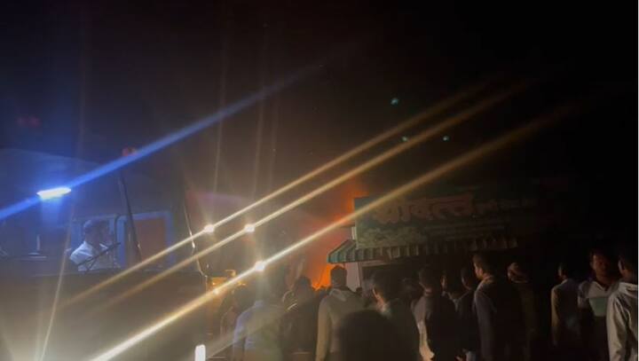 अचानक लागलेल्या आगीत तब्बल चार दुकानं जळून खाक झाली आहेत.