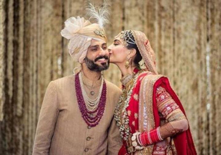 जहां सभी पति अपनी पत्नियों को किस कर रहे हैं, वहीं आनंद से शादी के बाद सोनम कपूर उन्हें गालों पर किस करती नजर आई थीं. इस फोटो में सोनम की खुशी देखने लायक है.