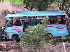 Jammu and Kashmir: रियासी के आलिया इलाके में खाई में गिरी बस, 2 लोगों की मौत 19 घायल