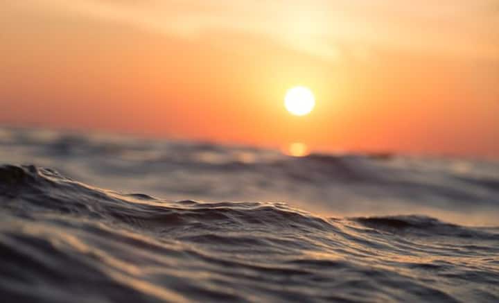 পূর্বে উদয়, পশ্চিমে অস্ত যেতে দেখে সূর্যই পৃথিবীর চারিদিকে ঘুরছ বলে ধারণা জন্মেছিল। আজও সেই ধারণা নিয়ে বেঁচে রয়েছেন কিছু মানুষ। একই সঙ্গে পৃথিবীর বুকে কোথায় প্রথম সূর্যের আলো এসে পড়ে, তা নিয়েও শেষ নেই কৌতূহলের।