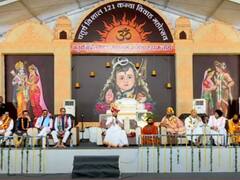 'हम किसी की पार्टी के नहीं', बागेश्वर धाम पहुंचे शिवराज चौहान, मंच पर एक तरफ सरकार दूसरी ओर संत बीच में धीरेंद्र शास्त्री