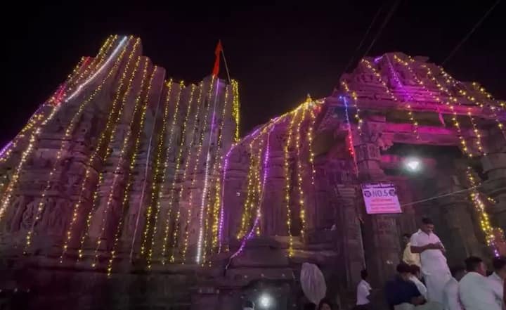 महाशिवरात्रीचे व्रत केल्याने महादेवाच्या आशीर्वादासोबत सुख संपत्ती धन लाभते असे सांगितले जाते. आज देशभरात महाशिवरात्रीनिमित्त विविध धार्मिक व सांस्कृतिक कार्यक्रमांचे आयोजन मोठ्या प्रमाणात केले जाते.