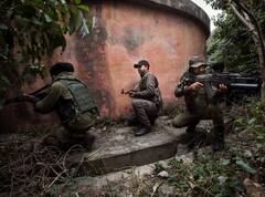 श्रीनगर में आतंकी वारदातों के 2 संदिग्ध आतंकी पुलिस के हत्थे चढ़े, असलहा-बारूद बरामद