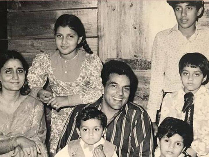 वहीं धर्मेंद्र की पहली पत्नी प्रकाश शो से चार बच्चे हैं. जिनमें दो बेटे और सुपरस्टार सनी देओल, बॉबी देओल और बेटियां अंजीता और विजेता के नाम शामिल हैं.