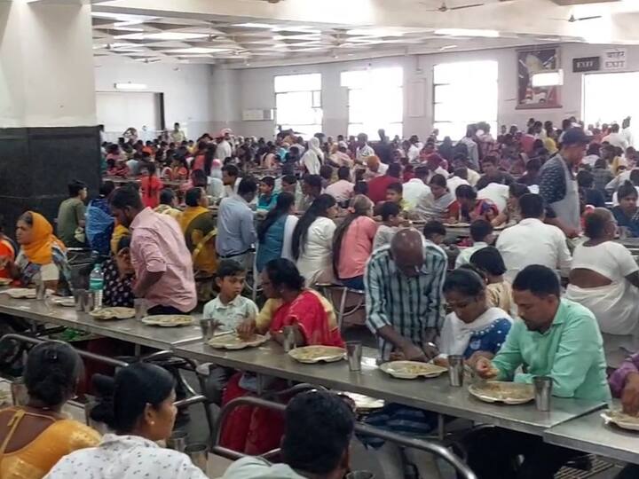 आज राज्यभरात महाशिवरात्रीचा उत्साह मोठ्या प्रमाणात साजरा केला जातोय. ठिकठिकाणी भगवान शंकराच्या दर्शनासाठी भक्तांची गर्दी पाहायला मिळतेय.