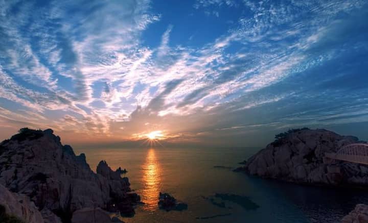 তবে বছরভরই এই নিয়ম ধরাবাঁধা থাকে, তা নয়। ২৩.৫ ডিগ্রি কোণে সামান্য হেলে রয়েছে পৃথিবী। তাই বছরের বিভিন্ন সময়ে, বিভিন্ন অঞ্চলে প্রথম সূর্যোদয় ঘটে। ২১ বা ২২ ডিসেম্বর দক্ষিণ গোলার্ধ সূর্যের নিকটতম অবস্থানে থাকে। এই দিন সেখানে দিনের দৈর্ঘ্য সবচেয়ে বেশি, উত্তর গোলার্ধে দিনের দৈর্ঘ্য সবচেয়ে কম। এই সময়ে দক্ষিণ মেরু এবং আন্টার্কটিকার বিস্তৃত অঞ্চল ২৪ ঘণ্টাই সূর্যের আলোয় আলোকিত থাকে।