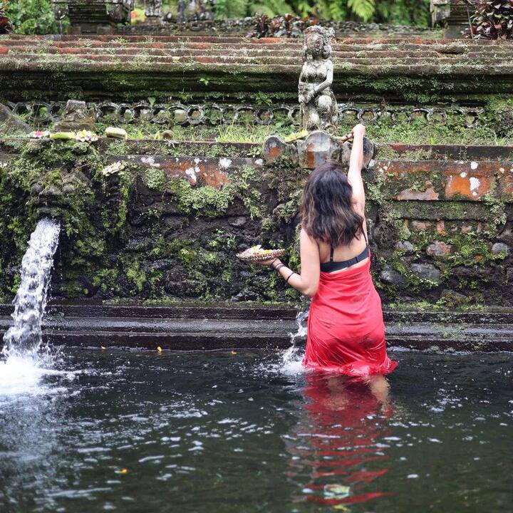 అగ్నిలోని శక్తిని ప్రసాదించి తాను మార్చగలిగిన వాటిని మార్చడానికి శక్తి , ధైర్యం ఇవ్వాలని వేడుకుంది. Photo Credit:Amala Paul/Instagram