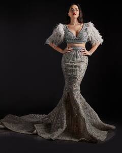 Sunny Leone Photos: लहंगा पहनकर कहर ढाती दिखीं सनी लियोनी, डीपनेक चोली ने खींच लिया सबका ध्यान