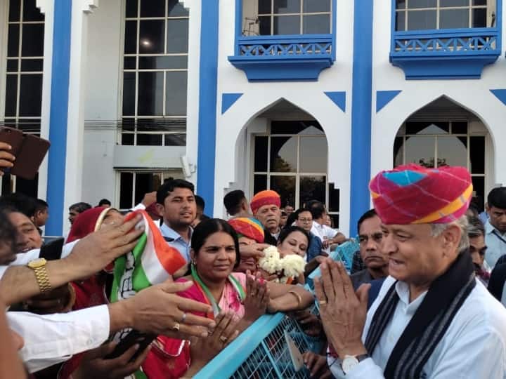 CM Welcome: मुख्यमंत्री अशोक गहलोत के इस दौरे को लेकर जोधपुर की जनता में जबरदस्त उत्साह नजर आया. एयरपोर्ट से सर्किट हाउस तक जगह-जगह लोगों की भारी भीड़ सड़कों पर खड़ी नजर आई.