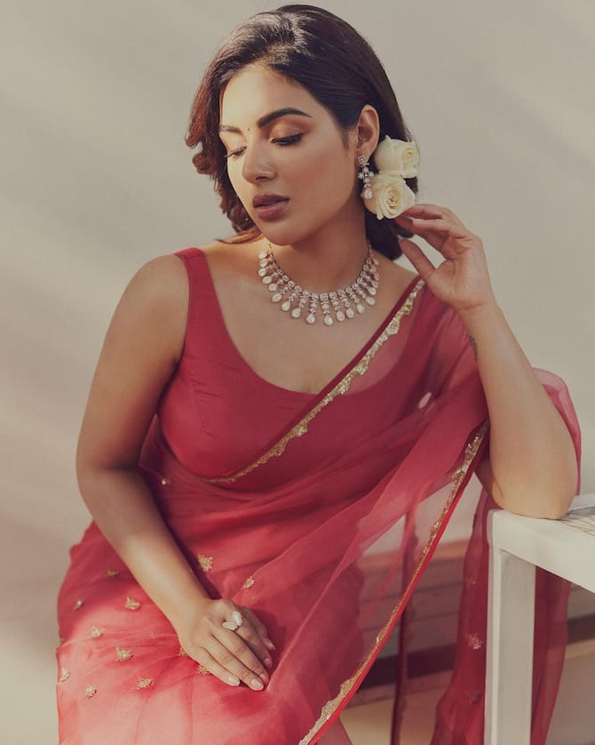 Actress Samyuktha Menon Latest Glamorous Photos | Samyuktha Menon: చీరలో  'సార్' బ్యూటీ సొగసుల విందు