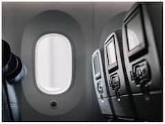 अगर उड़ते हुए प्लेन की खिड़की का कांच अचानक से टूट जाए तो क्या होगा? कुछ ऐसा होगा हाल