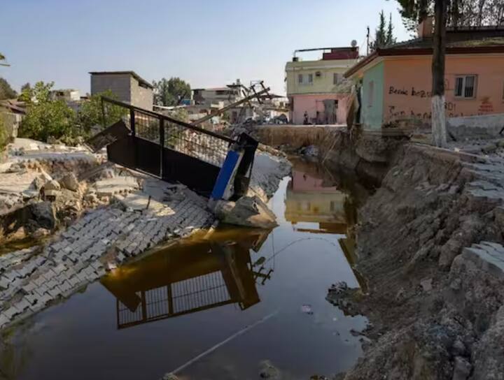 डेमिरकोप्रू गावात शेतकरांच्या घराजवळील अर्धा डझनहून अधिक इमारतींचे नुकसान झालं आहे. सुदैवाने, मोठ्या प्रमाणात नुकसान झालं असलं तरीही डेमिरकोप्रू गावात जीवितहानी झालेली नाही. पण काही लोक जखमी झाले आहेत.