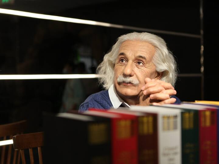 अल्बर्ट आइंस्टीन स्कूल में कड़ी मेहनत करने में परेशानी होती थी. लेकिन आइंस्टीन के पास बचपन से ही खूब सोचने की शक्ति थी. इसके बावजूद भी वो अपनी रूचि के अनुसार खुद से शिक्षा लेने लगे. उनकी गणित और विज्ञान में विशेष रुचि थी. (Pixabay)