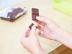 చాక్లెట్ తీసుకొమ్మని బాలికను వేధించిన వ్యక్తి - దిమ్మతిరిగే ట్విస్ట్ ఇచ్చిన చిన్నారి