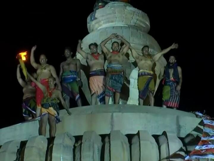 Odisha Mahadeepa lifted on top of Lingaraj temple in Bhubaneswar devotees seen drowning in celebration Mahashivratri 2023: भुवनेश्वर में लिंगराज मंदिर के ऊपर लगाया गया 'महादीपा', जश्न में डूबते दिखे श्रद्धालु