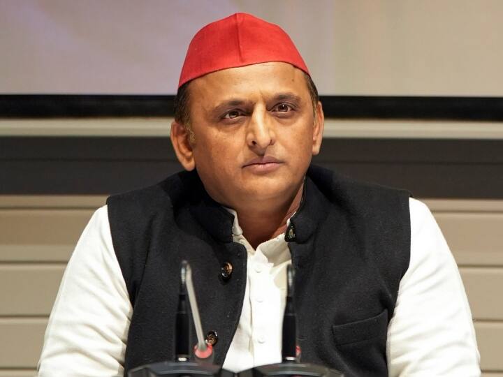 Akhilesh Yadav get poster Ramcharitmanas and Shudra removed from outside Samajwadi Party office in Lucknow UP Politics: अखिलेश यादव ने सपा कार्यालय के बाहर से क्यों हटवा दिया 'रामचरितमानस' और 'शूद्र' वाला पोस्टर? जानिए वजह