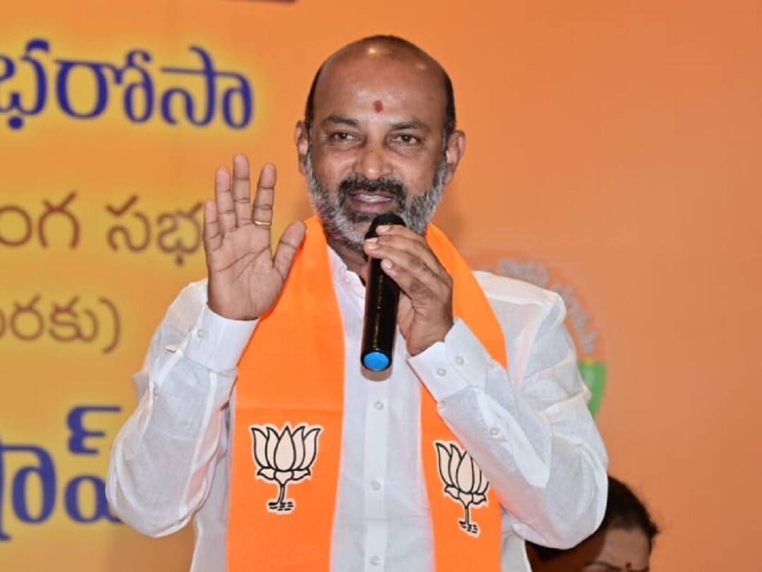 Bandi Sanjay: వివాదాస్పద వ్యాఖ్యలు, బీజేపీ కార్యకర్త అరెస్ట్ - కేవలం తమపైనే కేసులెందుకని ప్రశ్నించిన బండి సంజయ్ BJP State President Bandi Sanjay Fires on BJP Activist Parandham Arrest Bandi Sanjay: వివాదాస్పద వ్యాఖ్యలు, బీజేపీ కార్యకర్త అరెస్ట్ - కేవలం తమపైనే కేసులెందుకని ప్రశ్నించిన బండి సంజయ్