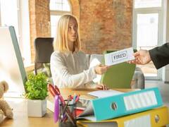 Financial Tips: छंटनी के दौर में चली गई है नौकरी तो इस तरह घर के खर्च को करें मैनेज