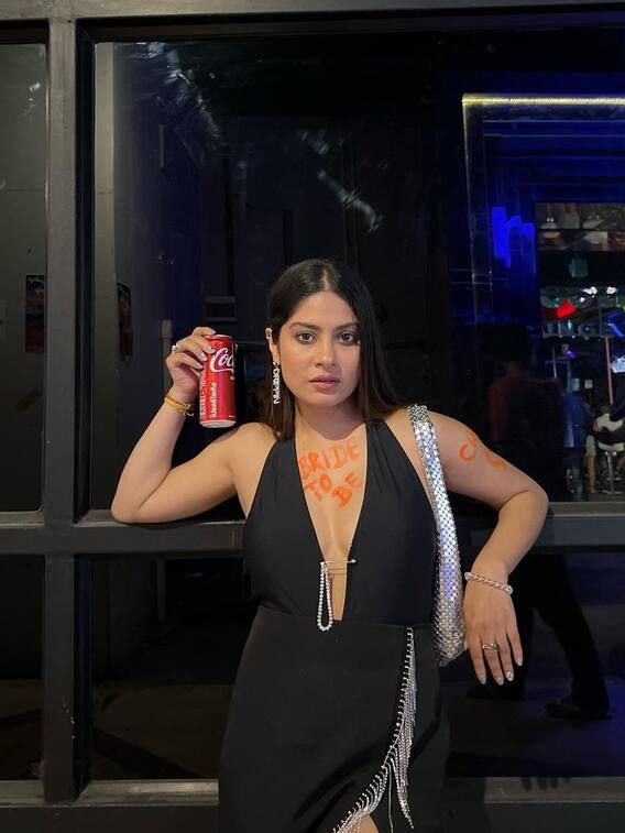 बैचलरेट पार्टी में एक्ट्रेस ने पहनी रिवीलिंग ड्रेस