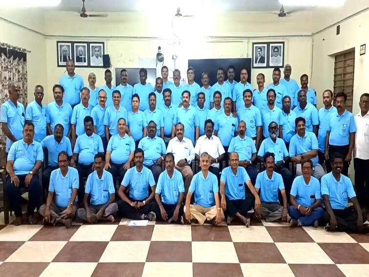 mayiladuthurai puththur sinivasha suburayan polytechnic College Alumni meet program TNN மீண்டும் கல்லூரிக்கு போகலாம்... 50 வயதை கடந்து கல்லூரிக்கு சென்ற மாணவர்கள்..!