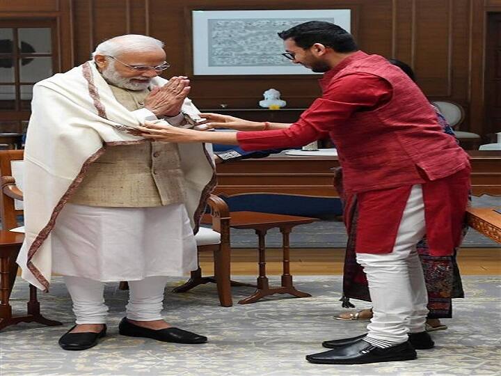 आज ओयो का बिजनेस न सिर्फ भारत बल्कि विदेशों तक में फैला हुआ है. इसका गिनती देश के टॉप हॉस्पिटैलिटी कंपनियों में होती है.इसका बिजनेस के 800 से ज्यादा शहरों में फैला हुआ है और इसके कई होटल्स के अलाना लग्जरी रिजॉर्ट्स और वेकेशन होम भी हैं. (PC: Twitter @riteshagar)