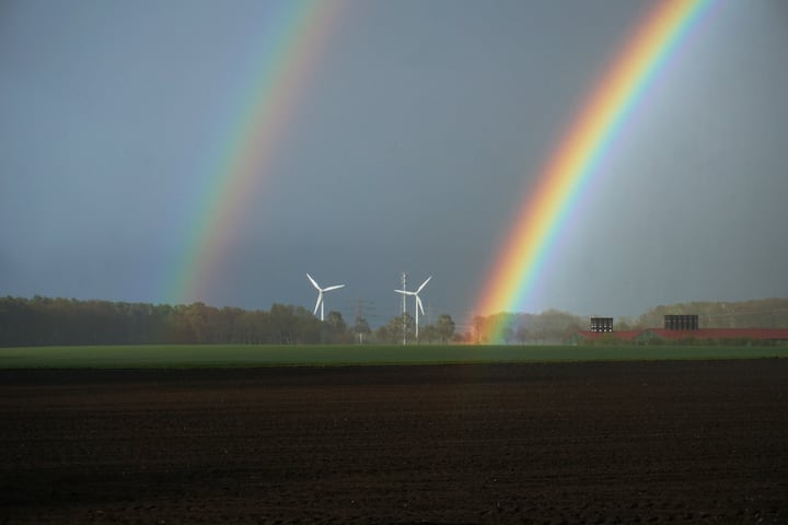 अगर आपको विज्ञान की थोड़ी सी भी जानकारी हो तो आपको पता होगा कि इंद्रधनुष का बनना एक प्राकृतिक घटना है. असल में सूर्य के प्रकाश में सात प्रकार के रंग मौजूद होते हैं - बैंगनी, नीला, आसमानी, हरा, पीला, नारंगी और लाल, जिसे संक्षेप में 'बैनीआहपीनाला' और अंग्रेजी विबग्योर (VIBGYOR) भी कहते हैं. इन रंगों का पता प्रिज्म के जरिए चलता है.