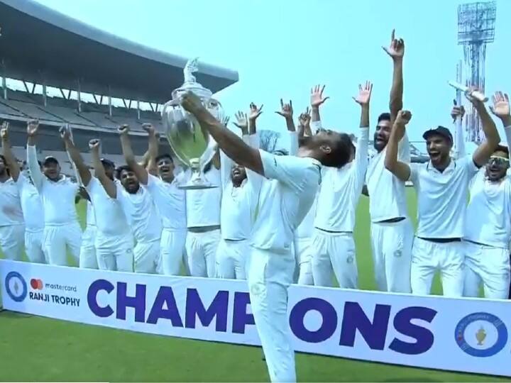 Saurashtra team Winning Celebration after winning Ranji Trophy 2023 BENG vs SAU Jaydev Unadkat Ranji Trophy Final: रणजी चैंपियन बनते ही झूम उठे सौराष्ट्र के खिलाड़ी, कप्तान उनादकट ने उठाई ट्रॉफी; देखें जीत का जश्न
