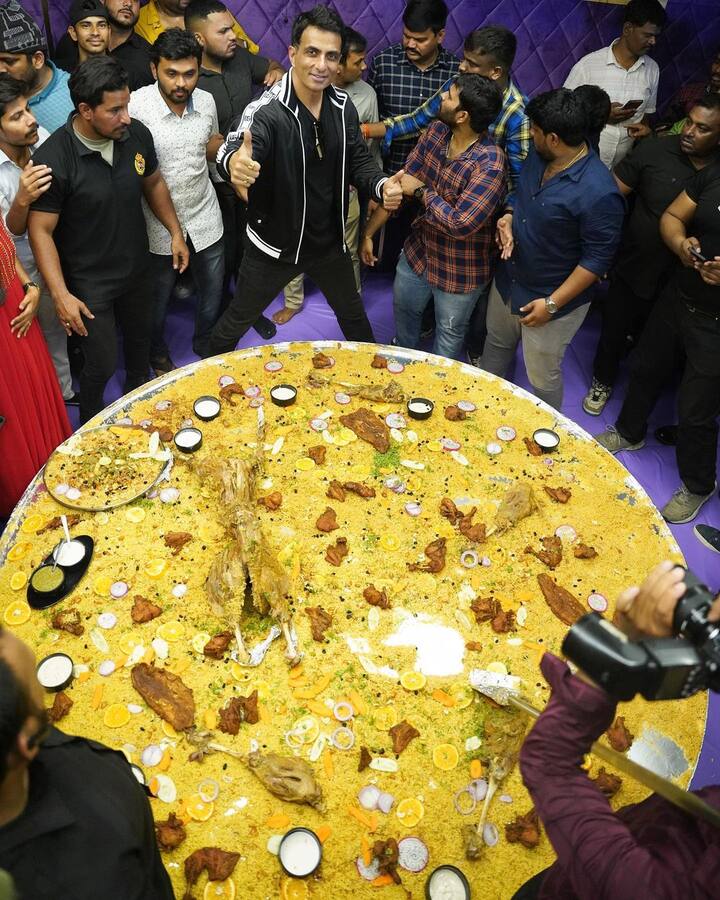 नुकतीच सोनूनं एक खास पोस्ट शेअर केली आहे. देशातील सर्वात मोठ्या थाळीला सोनू सूदचे नाव देण्यात आलं. यावर त्यानं पोस्ट करत प्रतिक्रिया दिली आहे.(Sonu Sood/ instagram)