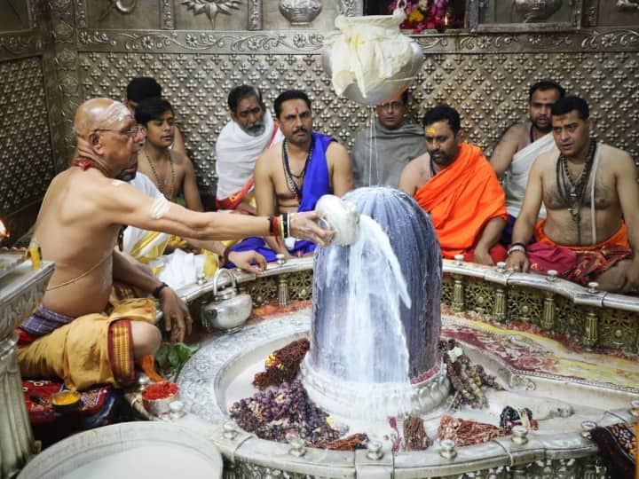 Mahashivaratri 2023 Ujjain Mahakal Bhasma Aarti in Mahakaleshwar Jyotirlinga Temple ANN Ujjain Mahakal Mandir: साल में सिर्फ एक बार दिखता है ये नजारा, महाशिवरात्रि के अगले दिन होती है महाकाल की भस्म आरती