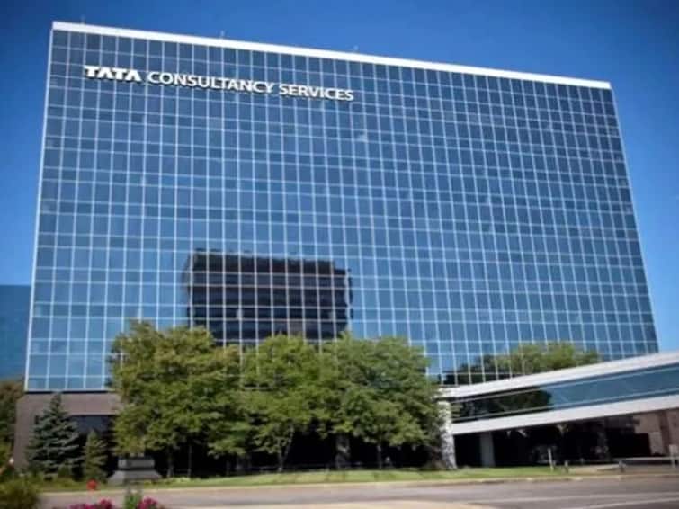 TCS Looks To Hire Impacted Workers Indian Diaspora In US Check Details Here  मंदीत संधी! टीसीएसमधील कर्मचाऱ्यांच्या नोकऱ्यांना धोका नाही, पगारवाढही मिळणार  