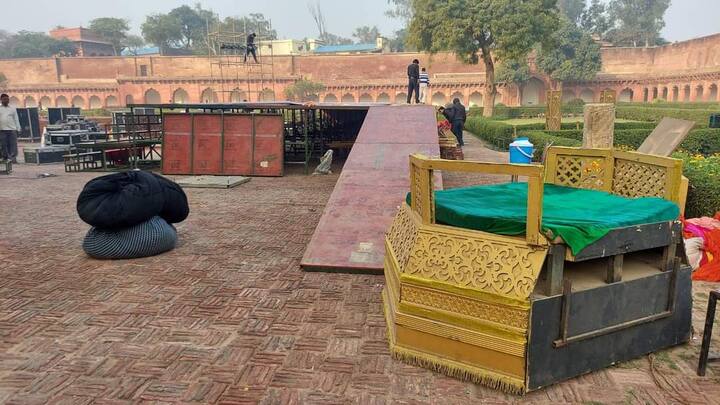 तसेच मुख्य स्टेज देखील उभारण्यात येत असून, त्याचे काम अंतिम टप्प्यात आहे. यासोबतच साउंड सिस्टीम लावण्याचे काम देखील अंतिम टप्प्यात आहे.