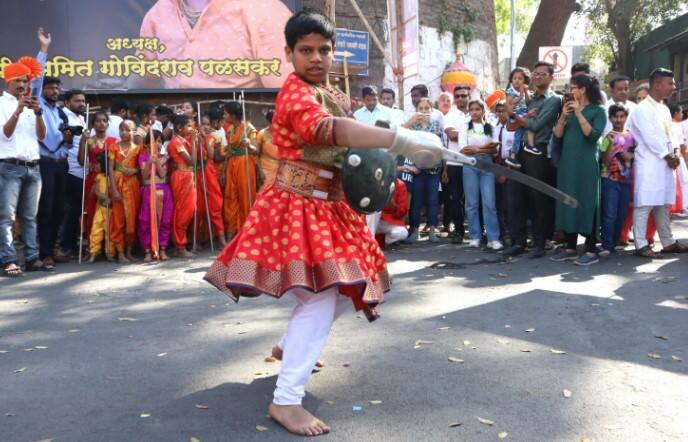 शिवजयंती निमित्त शिवरायांना भव्यदिव्य मानवंदना दिली.