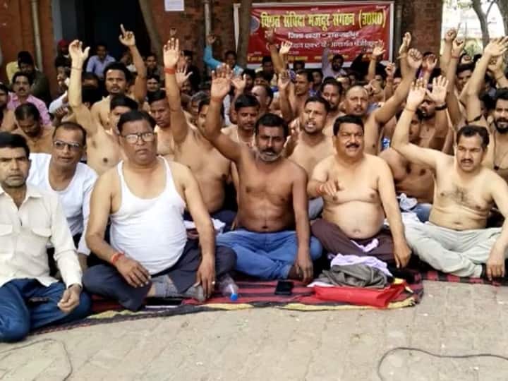 Shahjahanpur electrical contract employees Protest Due Arrears of salary and EPF ANN Shahjahanpur News: अर्धनग्न होकर विद्युत संविदा कर्मचारियों का प्रदर्शन, बकाया वेतन को लेकर हो रही है हड़ताल
