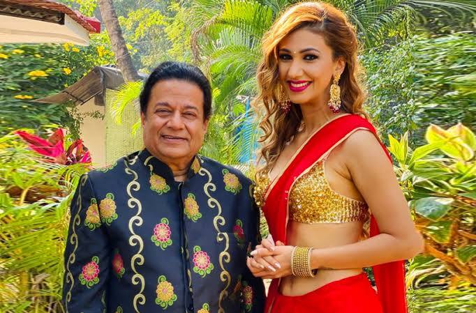आपको बता दें कि अनूप जलोटा और जसलीन मथारू अपने रिलेशनशिप को लेकर काफी सुर्खियों में रहे. लेकिन इन दोनों के बीच का रिश्ता किसी को अभी तक समझ में नहीं आ पाया. अनूप जलोटा, जसलीन को अपनी शिष्य बताया करते थे. (Photo- Instagram)