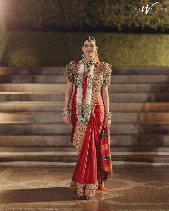 नताशा के ब्लाउज काफी ज्यादा हैवी था. बता दें कि उस ब्लाउज के स्लीव्स पर क्रिस्टल और गोल्डन टसल भी देखा गया. इस आउटफिट में एक्ट्रेस इतनी ज्यादा गॉर्जियस लग रही थी कि हर किसी की नजरें उन्हीं पर टिकी हुई थी. (Photo- Instagram)