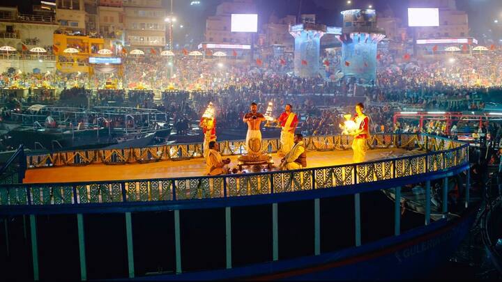 గరళకంఠుడికి మహా హారతి ఇచ్చి తరించారు. Photo Credit: Ajay Devgan/Instagram