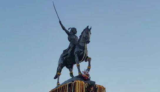 प्रतापगडावरील शिवरायांच्या पुतळ्याला अभिवादन करण्यासाठी शिवभक्तांची मोठी गर्दी आहे.