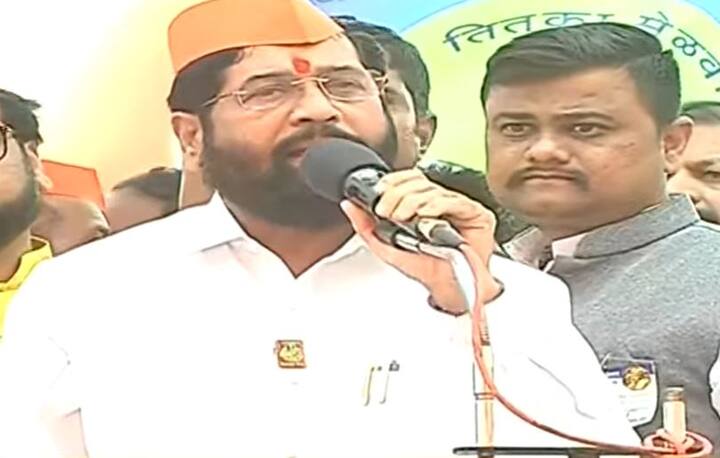 मुख्यमंत्री एकनाथ शिंदे यांची संभाजीराजेंना व्यासपीठावर येण्याची विनंती केली. मात्र, संभाजीराजे व्यासपीठावर आले नाहीत.