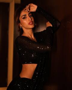 Photo : प्रिया बॅनर्जीचे काळ्या साडीतील फोटो पाहिले का?