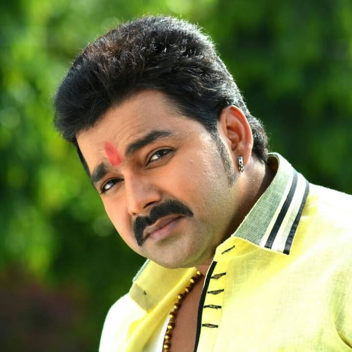 पवन सिंह के घर के आगे खाली सा मैदान है जहां पर वह अपनी गाड़ियां खड़ी करते हैं. लेकिन बाइक घर के आंगन में ही खड़ी करते हैं.