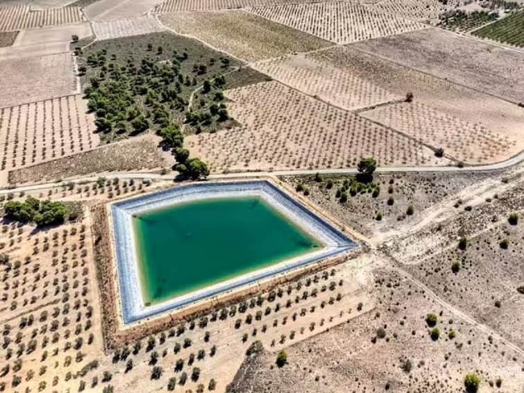 Rajasthan Govt increase subsidy 1 lakh 10 thousand Rupees on Farm Pond   Rajasthan Govt : राजस्थान सरकारचा शेतकऱ्यांसाठी चांगला निर्णय,  शेततळ्याच्या अनुदानात वाढ, शेतकऱ्यांना होणार फायदा