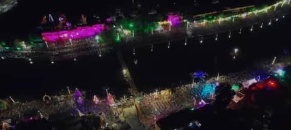 ધાર્મિક નગરી ઉજ્જૈને દીવો પ્રગટાવવામાં ભગવાન શ્રી રામની નગરી અયોધ્યાનો રેકોર્ડ તોડ્યો છે. ઉજ્જૈનમાં 18 લાખ 82 હજાર દીવા પ્રગટાવીને વિશ્વ રેકોર્ડ બનાવ્યો છે. દિપ પ્રગટાવવાના કાર્યક્રમમાં ભાગ લેવા માટે મુખ્યમંત્રી શિવરાજ સિંહ ચૌહાણ પોતે ઉજ્જૈન પહોંચ્યા હતા. વર્લ્ડ રેકોર્ડ બન્યા બાદ દીપ પ્રગટાવનાર સ્વયંસેવકોમાં અનેરો ઉત્સાહ જોવા મળ્યો હતો.