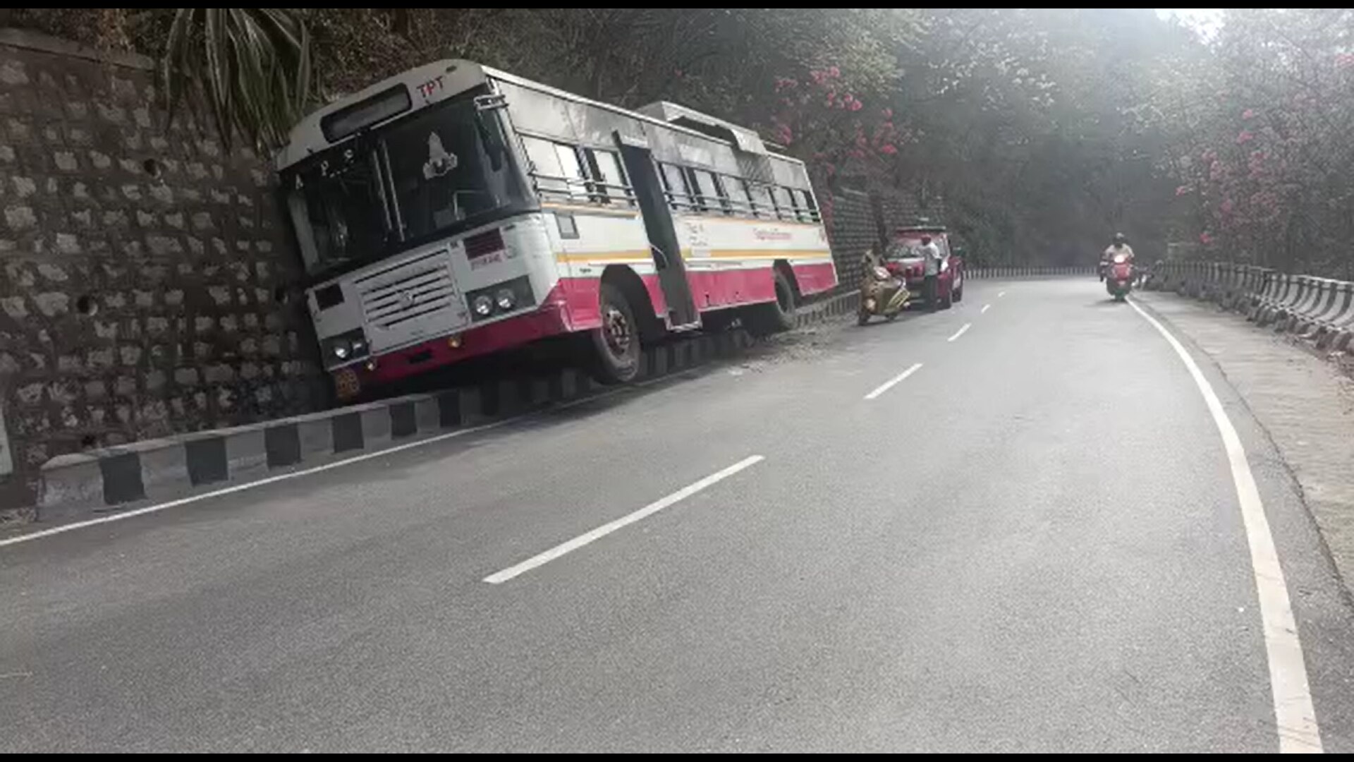 Alluri District Accident : అల్లూరి జిల్లాలో లోయలోకి దూసుకెళ్లిన బైక్, ముగ్గురు యువకులు మృతి!