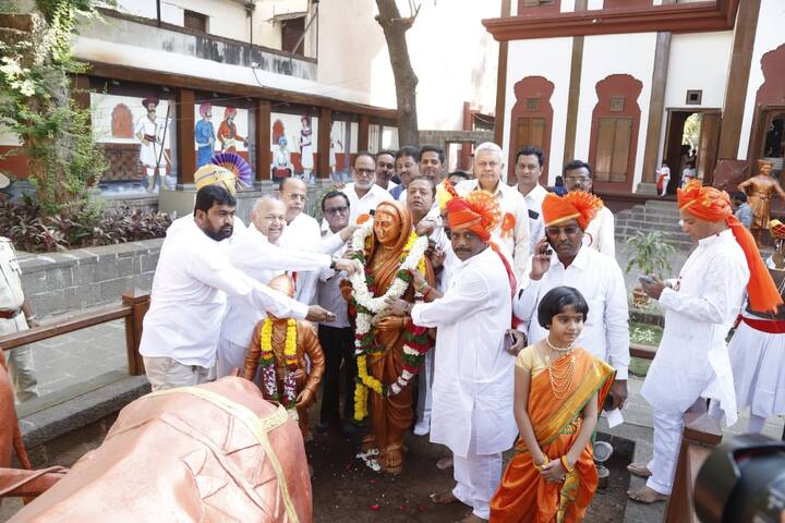 सोबतच ढोल-ताशांचे पथक, शोभीवंत बैलगाडीत शिवाजी महाराजांचा जिवंत देखावा, तुतारी, नगारे देखील होते.
