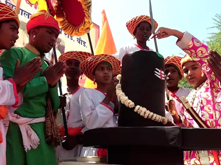 बीड शहरातील डॉक्टर भीमराव पिंगळे महाविद्यालयातील पाचवीच्या विद्यार्थ्यांनी स्वराज्य अभिषेकाचा देखावा साकारला होता.